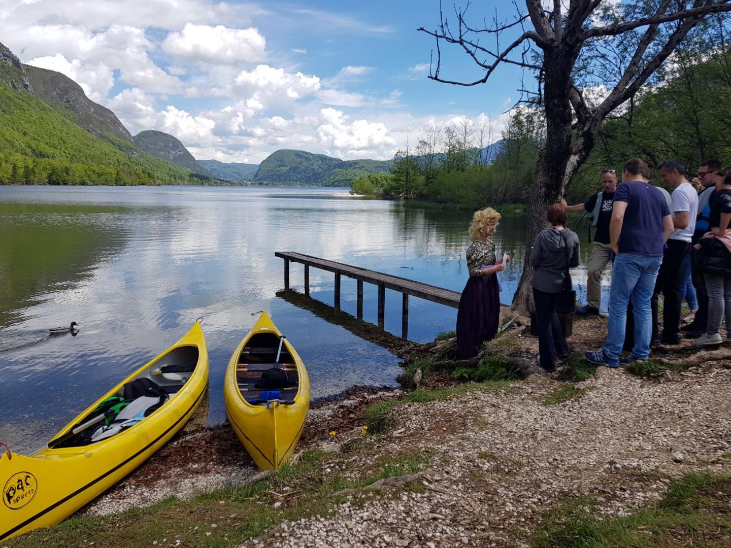 Udeleženci teambuilding programa pri Bohinjskem jezeru