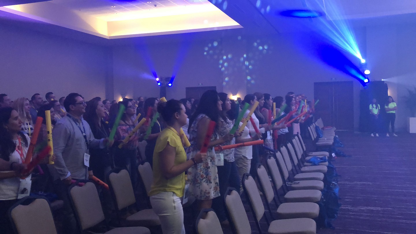 Udeleženci ustvarjajo glasbo z boomwhackerji na timskem programo Boom time