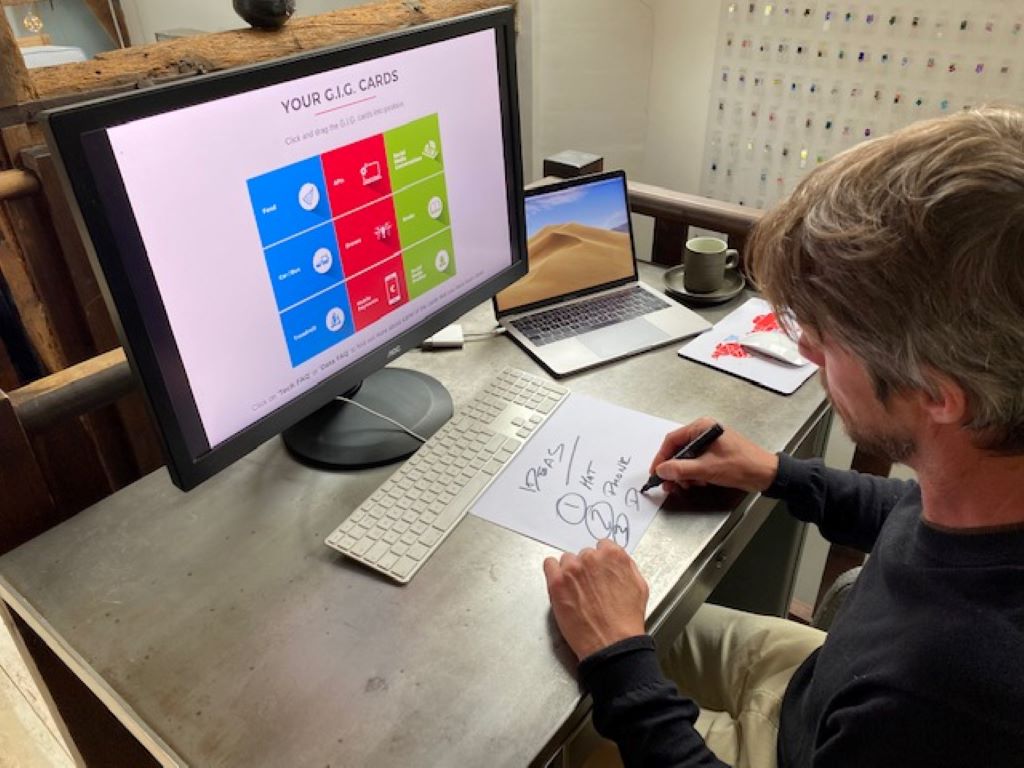Udeleženec med virtualnim teambuilding programom Inoviramo prihodnost