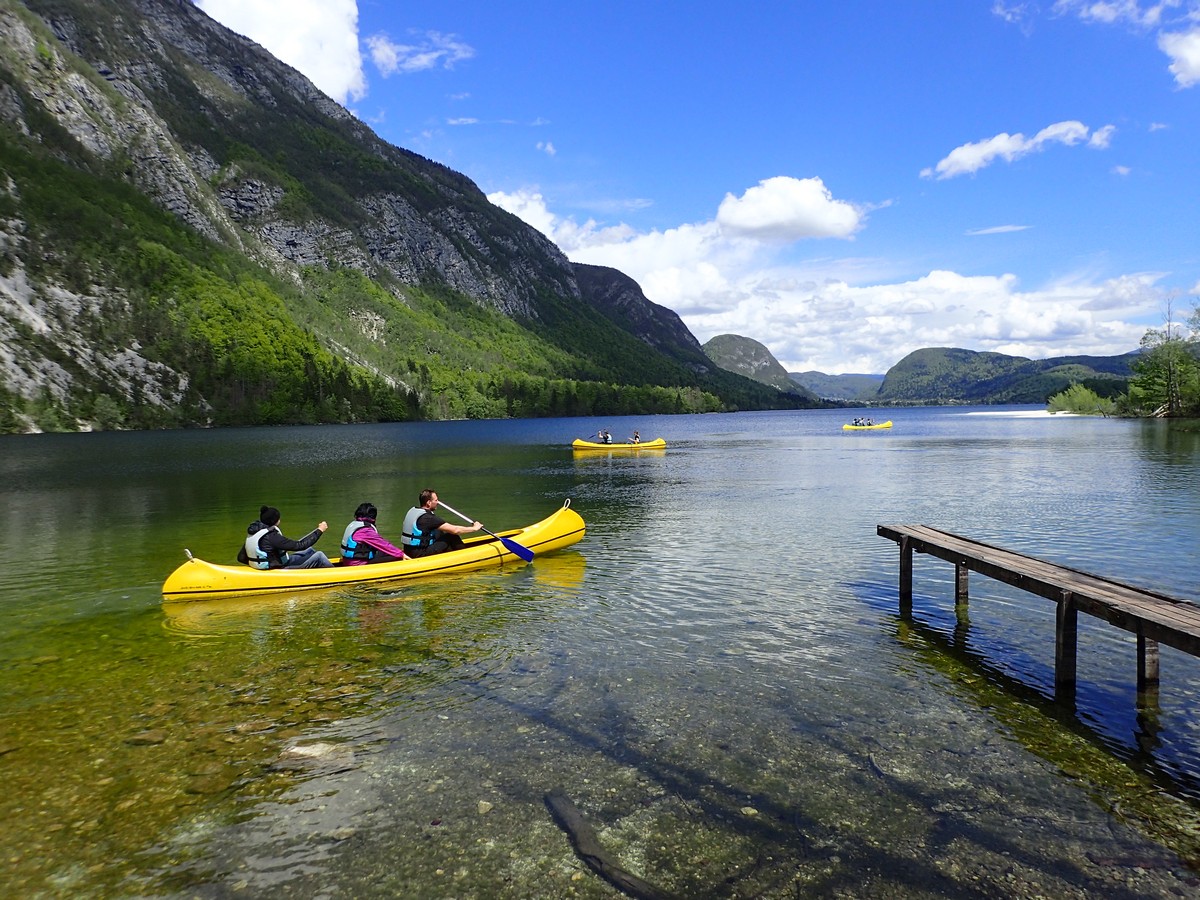 Udeleženci teambuilding programa v kanujih na Bohinjskem jezeru