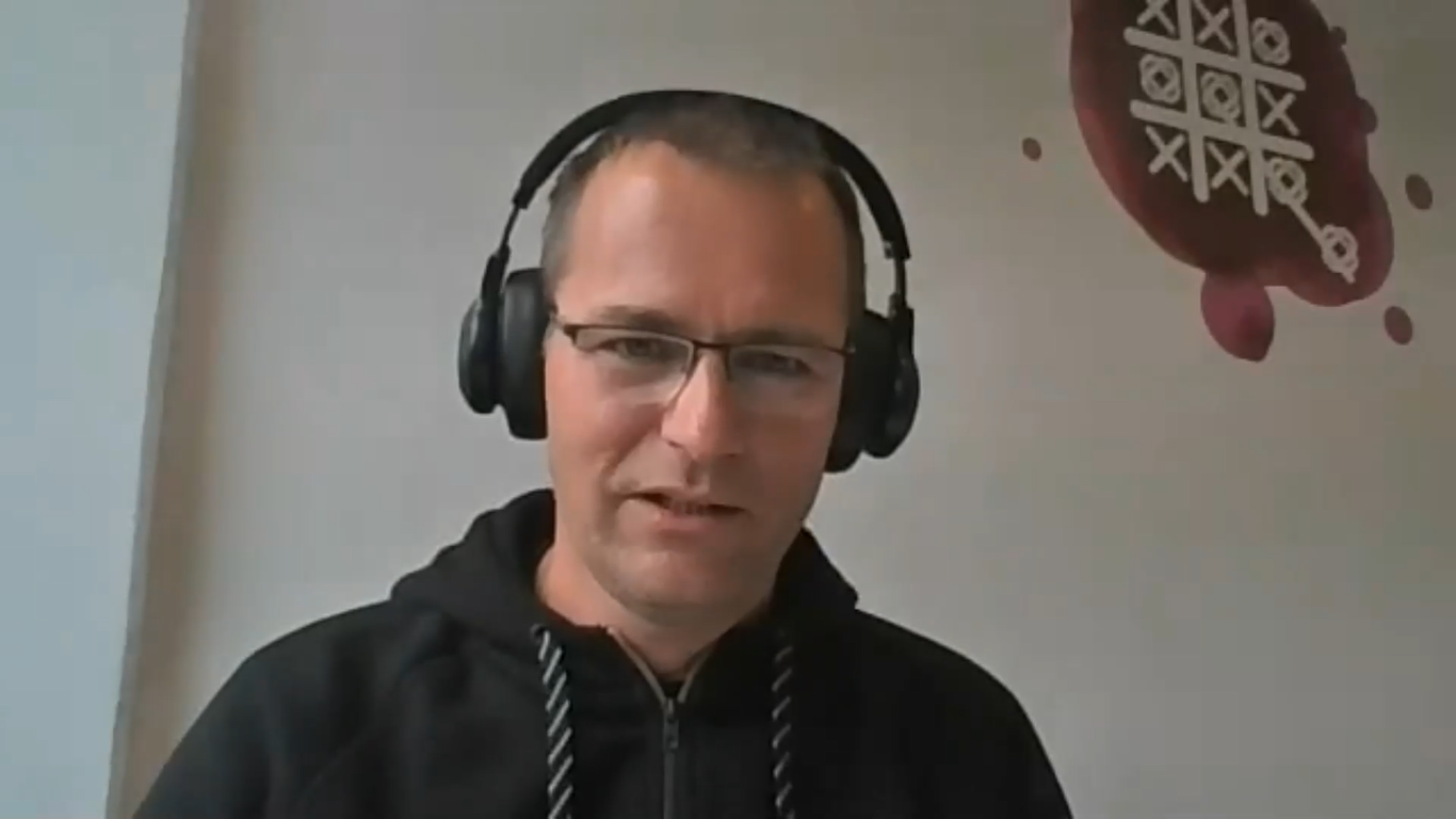 Direktor uči o pomenu izobraževanj team buildingov
