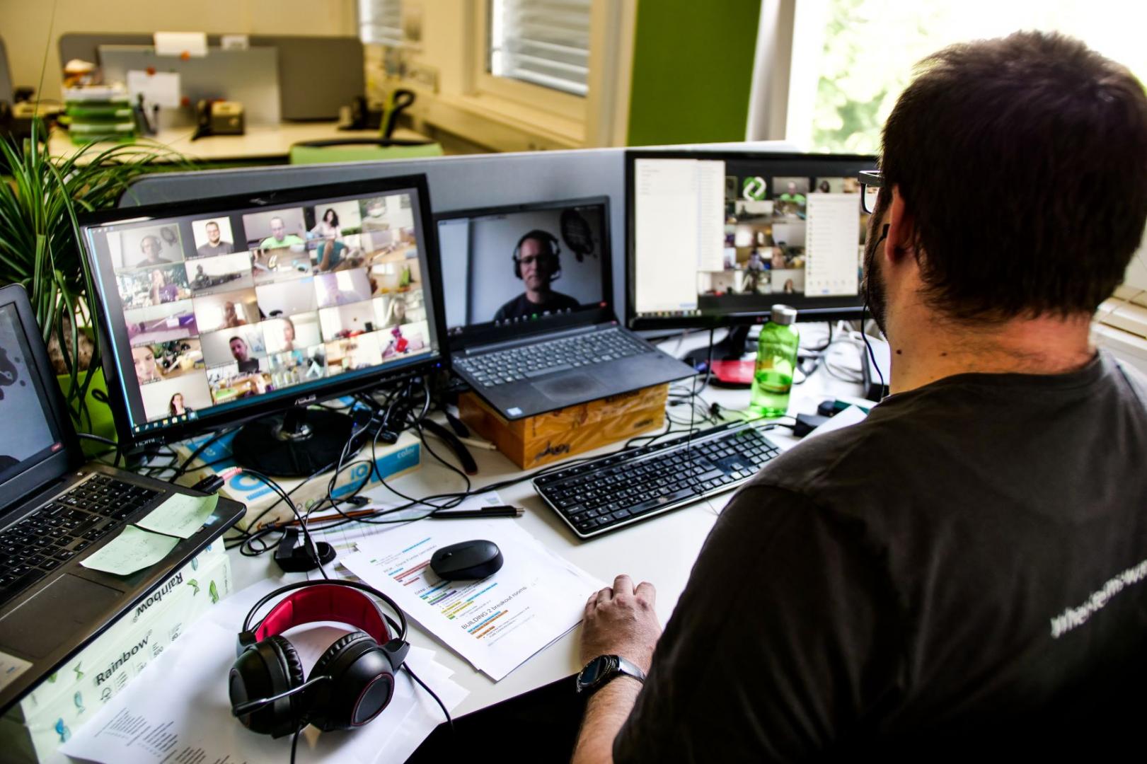 Trener med online tem building programom