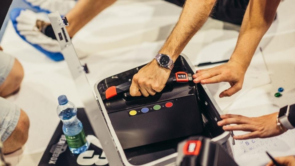 Udeleženci začenjajo z odpiranjem zadnjega kovčka pri timskem programu Skrivnostni zaboj