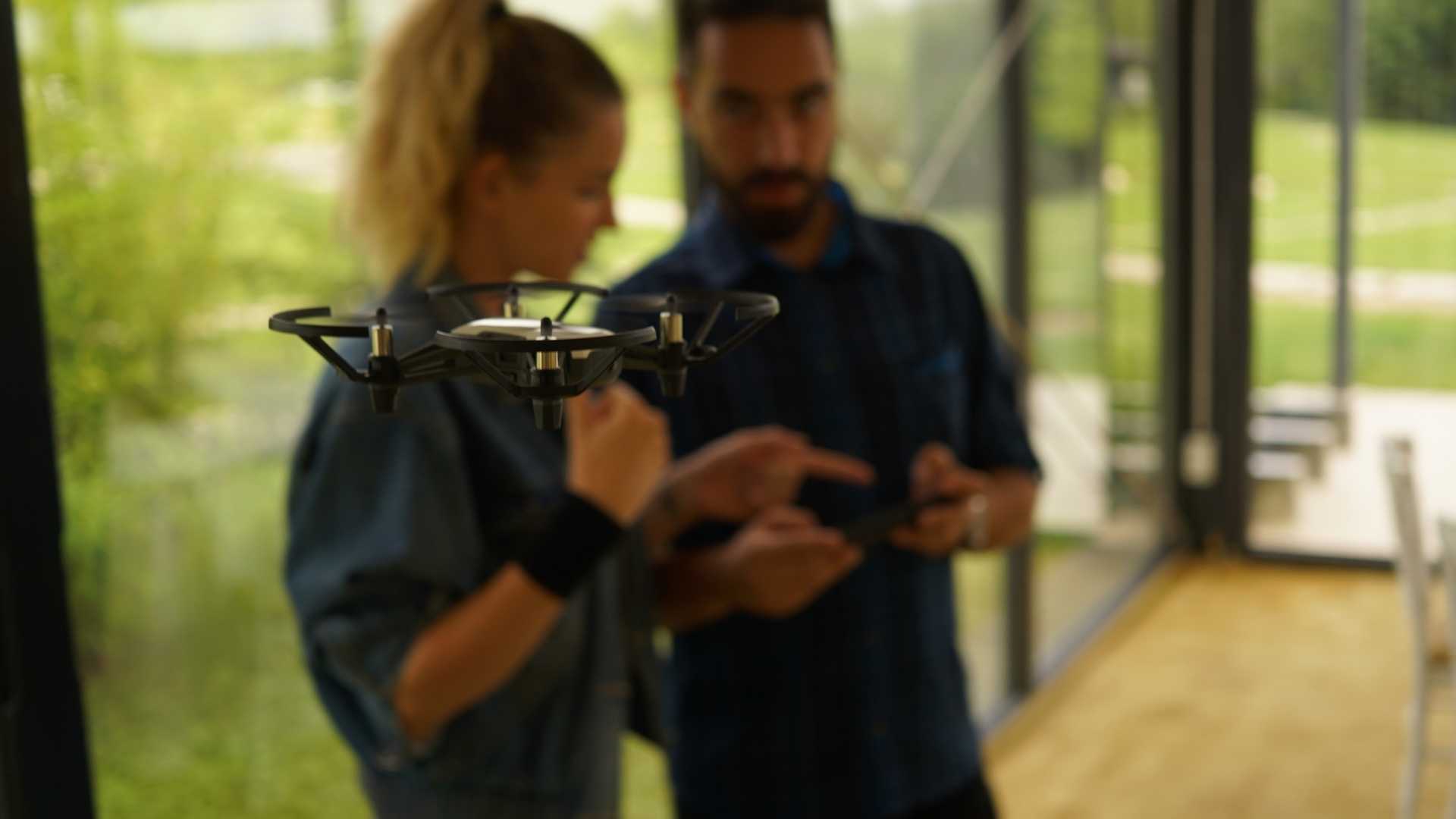 Udeleženci upravljajo z dronom