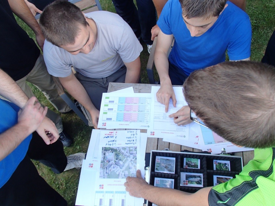 Udeleženci team building programa načrtujejo delo