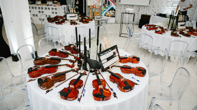 Violine na praznično okrašeni mizi