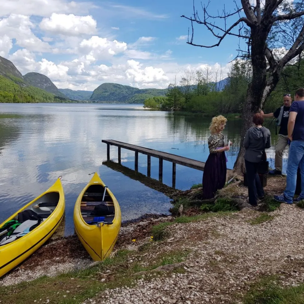 Udeleženci teambuilding programa pri Bohinjskem jezeru