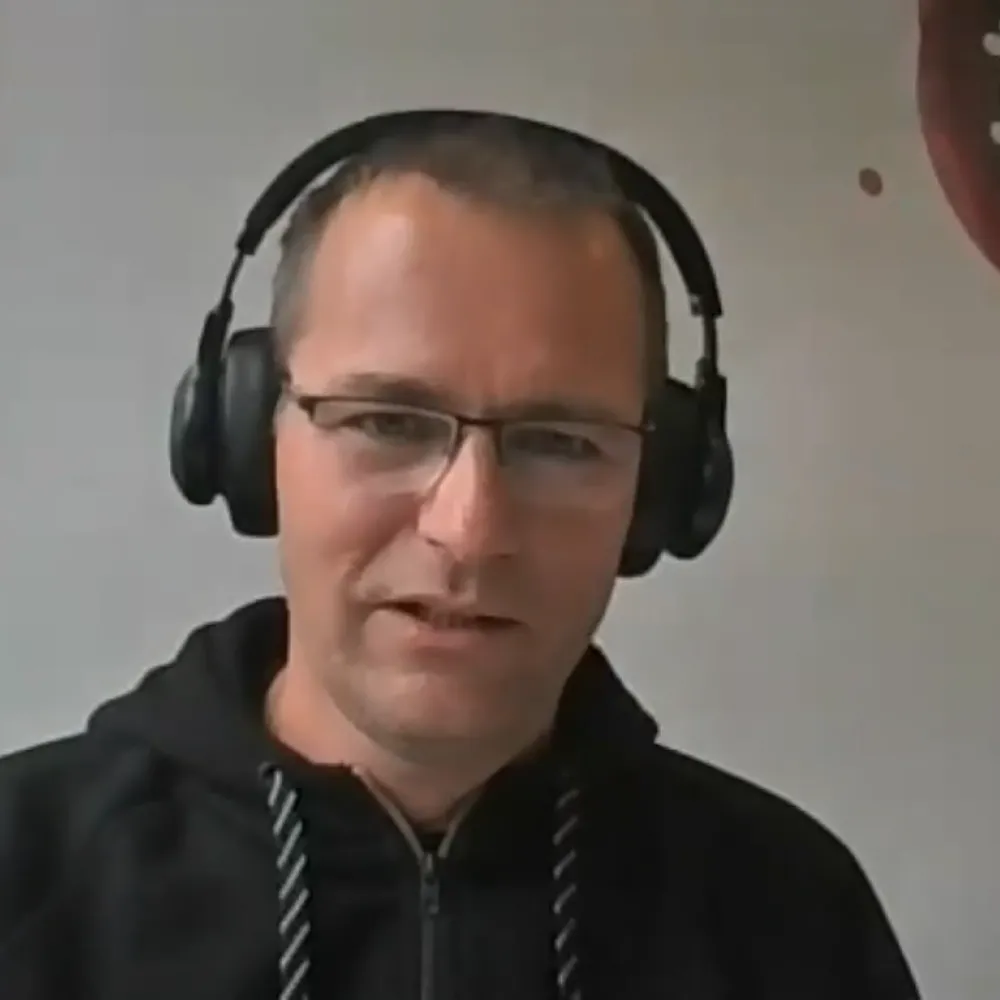 Direktor uči o pomenu izobraževanj team buildingov