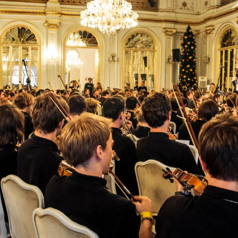 Skupina ljudi na novoletnem team building dogodku igra violine