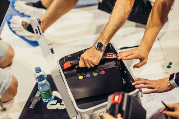 Team building program Skrivnostni zaboj - udeleženec odpira zadnji kovčel